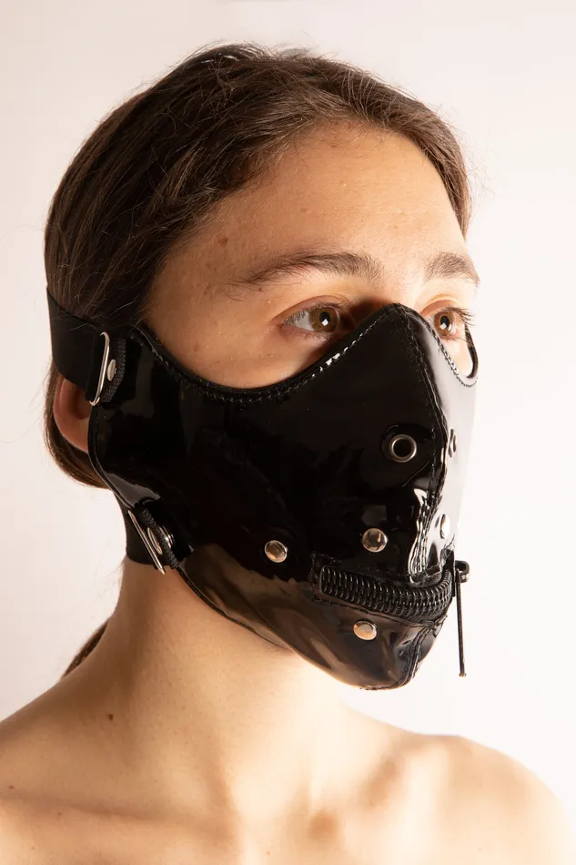 Female Sex Toys Lektor Maschera con Cerniera in Vinile Nera OPRODUCTS