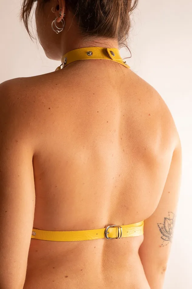 YIWU Female Sex Toys | Bralette Harness con Collare e Cuori in Eco Pelle Gialla